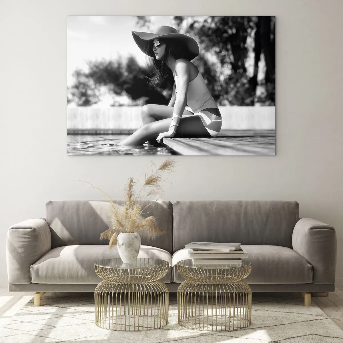 Schilderen op glas - Vrouw met hoed zittend bij het zwembad in zwart-wit - 70x50cm - Zomerdroom - Moderne wanddecoratie voor woonkamer en slaapkamer ARTTOR