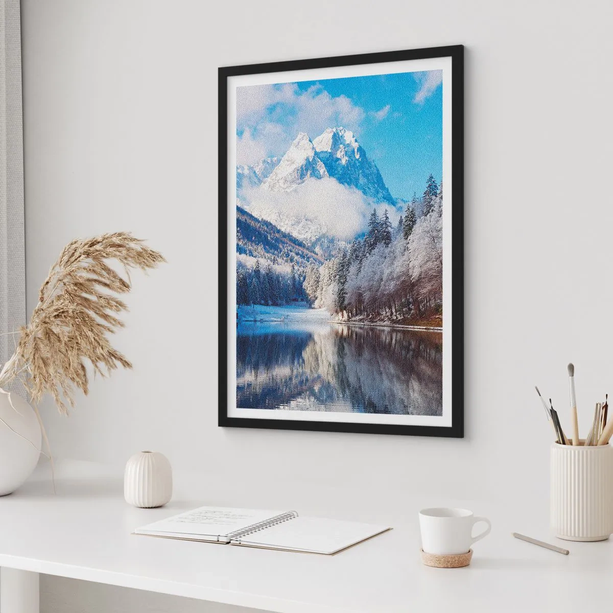 Poster in een zwarte lijst - Met sneeuw bedekte bergen weerspiegeld in een meer in de winter - 50x70cm - Sneuwwacht - Moderne wanddecoratie voor woonkamer en slaapkamer ARTTOR