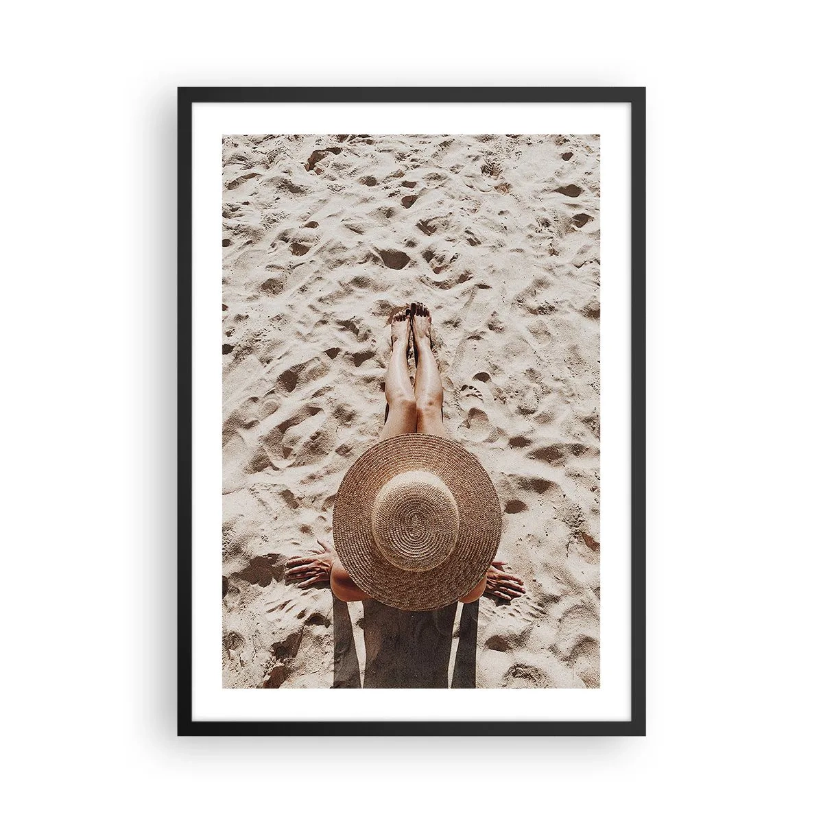 Poster in een zwarte lijst - Persoon zonnebadend op het strand, bovenaanzicht met een grote hoed tegen het zand - 50x70cm - De perfecte tijd - Moderne wanddecoratie voor woonkamer en slaapkamer ARTTOR