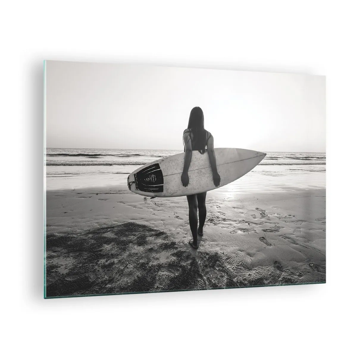 Schilderen op glas - Vrouw met surfplank op het strand bij zonsopgang - 70x50cm - De dochter van de zeegolf - Moderne wanddecoratie voor woonkamer en slaapkamer ARTTOR