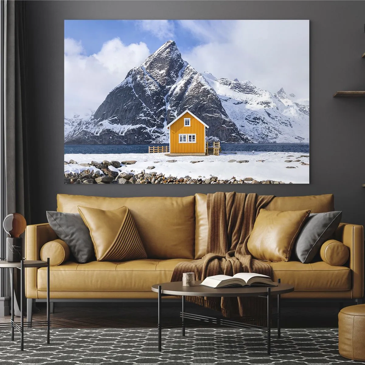 Schilderen op glas - Een geel huisje aan een fjord met besneeuwde bergen op de achtergrond - 70x50cm - Scandinavische vakanties - Moderne wanddecoratie voor woonkamer en slaapkamer ARTTOR