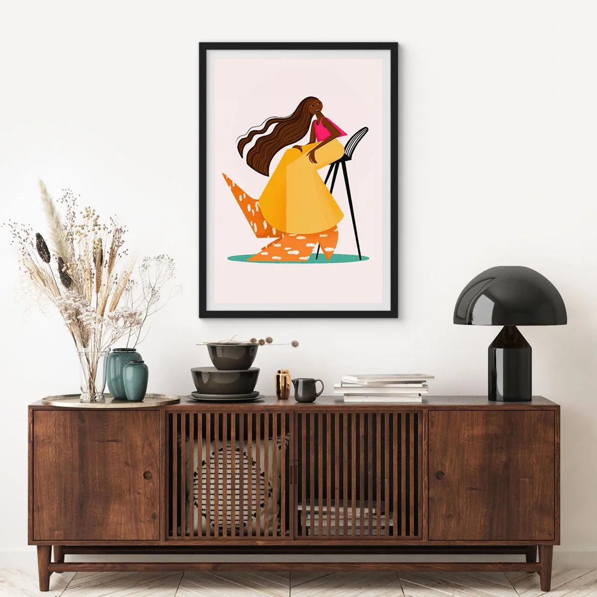Poster in een zwarte lijst - Een gestileerde vrouwenfiguur in warme kleuren tegen een abstracte achtergrond. - 50x70cm - Fashion is ook leuk - Moderne wanddecoratie voor woonkamer en slaapkamer ARTTOR