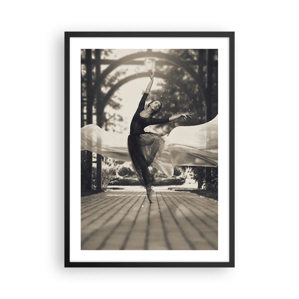 Poster in een zwarte lijst - Een danseres in etherische beweging in een tuinomgeving - 50x70cm - De dans van de tuingeest - Moderne wanddecoratie voor woonkamer en slaapkamer ARTTOR