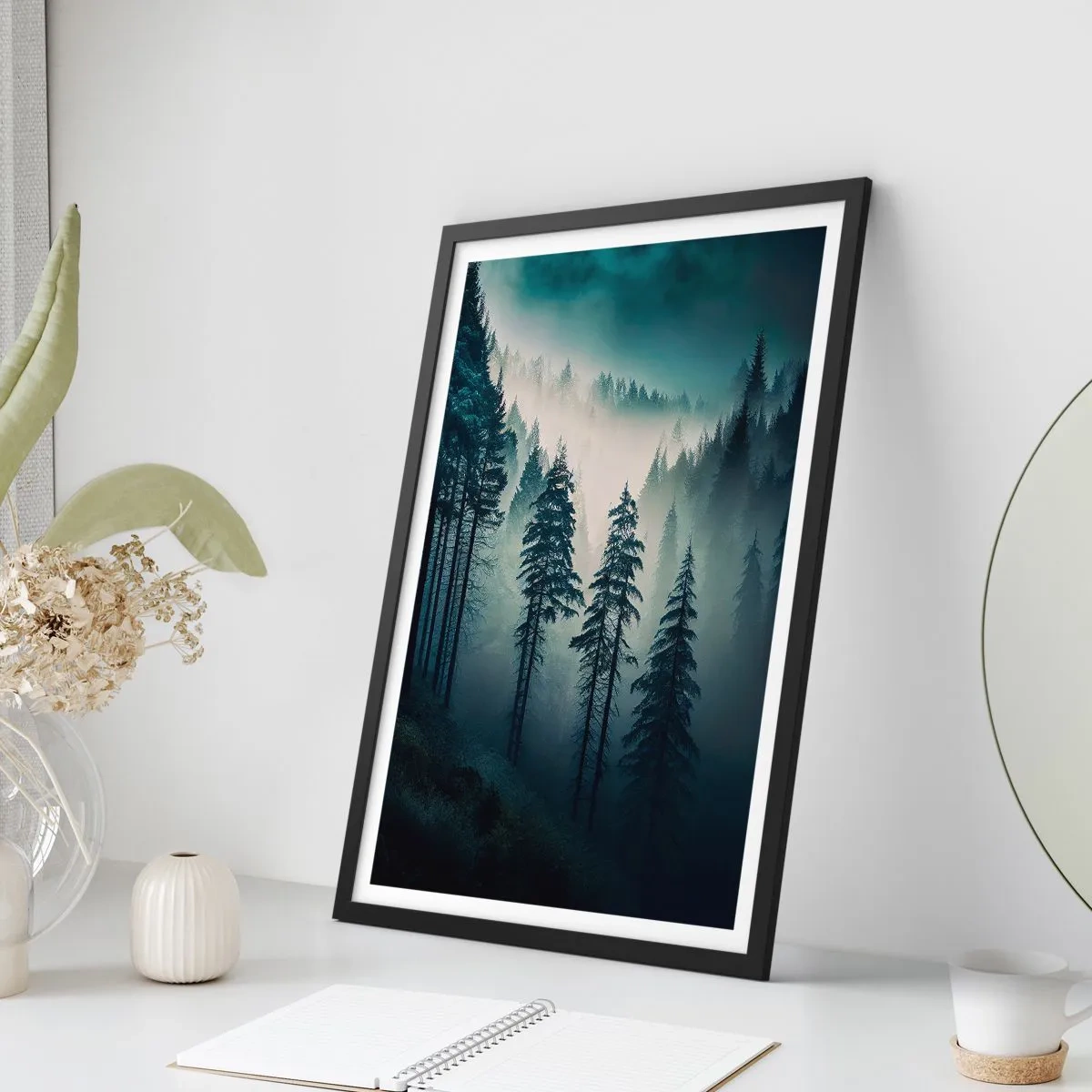 Poster in een zwarte lijst - Een donker bos gehuld in mist - 50x70cm - Berg ochtend - Moderne wanddecoratie voor woonkamer en slaapkamer ARTTOR