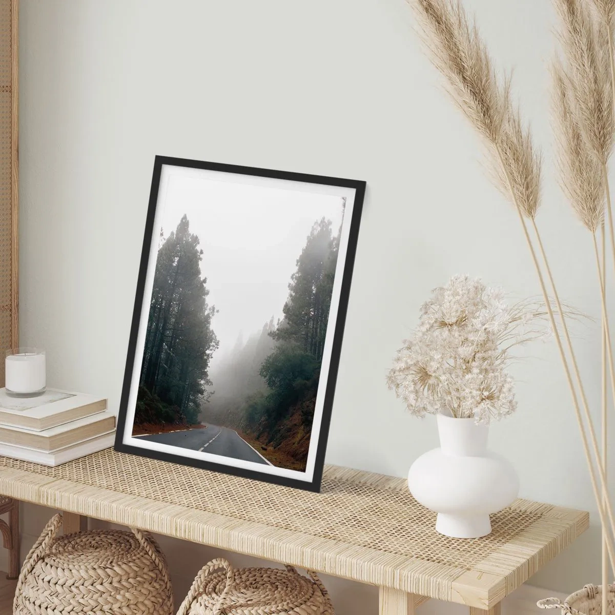 Poster in een zwarte lijst - Een kronkelende weg tussen bomen gehuld in mist - 50x70cm - Een verhaal over een magisch bos - Moderne wanddecoratie voor woonkamer en slaapkamer ARTTOR