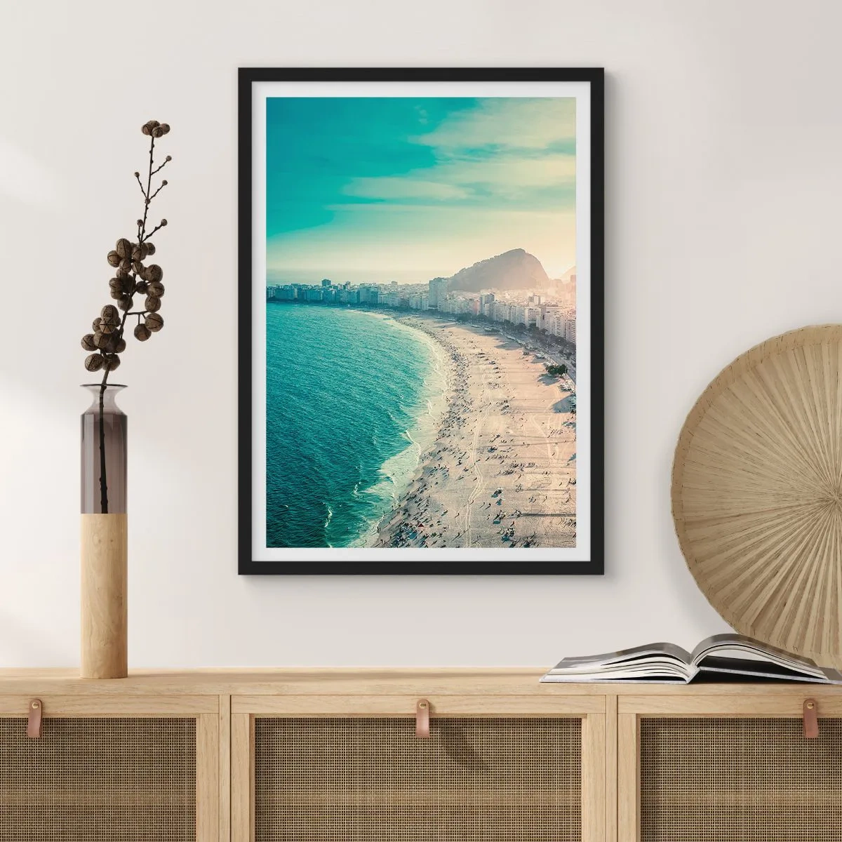 Poster in een zwarte lijst - Uitzicht op het strand en de stad bij zonsondergang - 50x70cm - Eeuwige vakantie in Rio - Moderne wanddecoratie voor woonkamer en slaapkamer ARTTOR