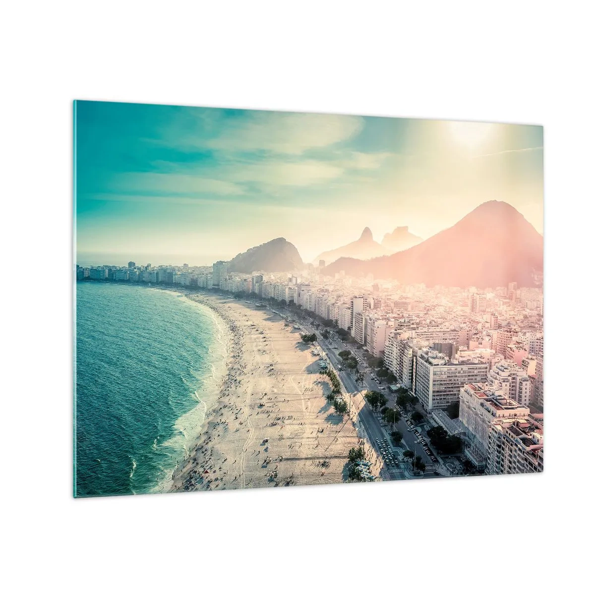 Schilderen op glas - Panorama van het strand met stedelijke gebouwen en een bergachtige achtergrond - 70x50cm - Eeuwige vakantie in Rio - Moderne wanddecoratie voor woonkamer en slaapkamer ARTTOR