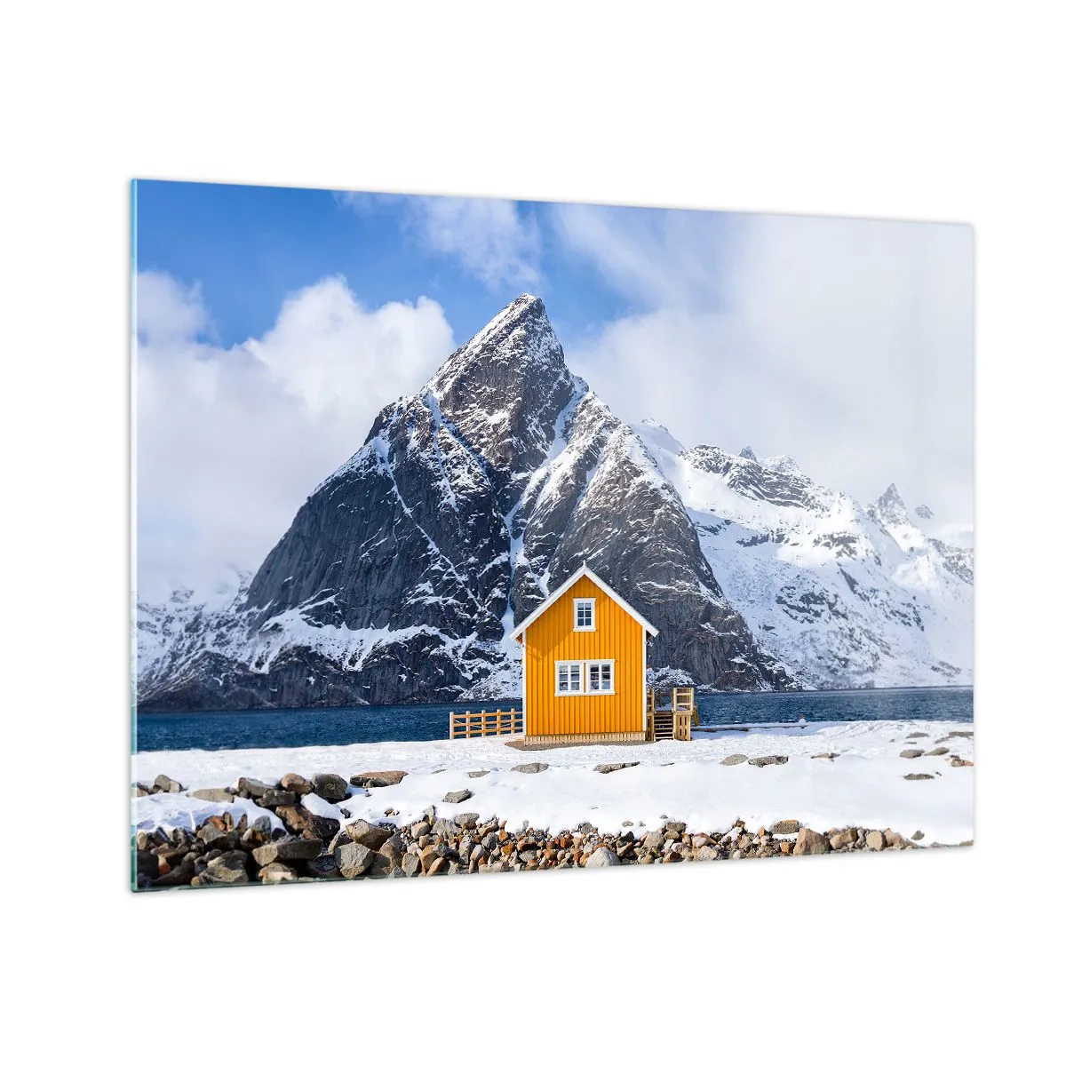 Schilderen op glas - Een geel huisje aan een fjord met besneeuwde bergen op de achtergrond - 70x50cm - Scandinavische vakanties - Moderne wanddecoratie voor woonkamer en slaapkamer ARTTOR