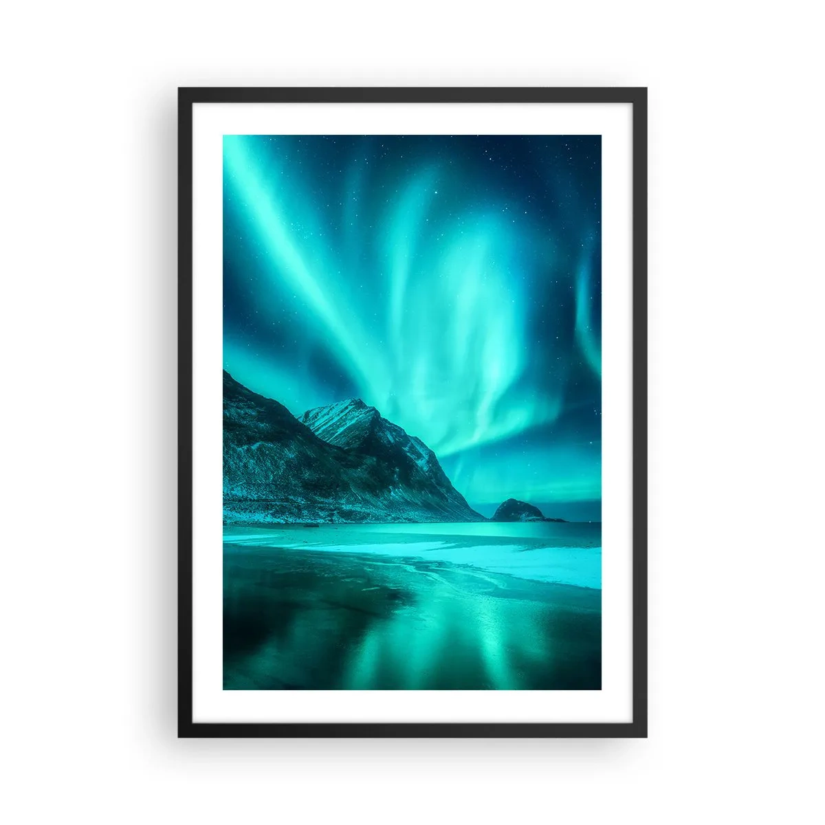 Poster in een zwarte lijst - Een fotografische opname van het noorderlicht boven een bergachtig landschap - 50x70cm - Wonderen van het Noorden - Moderne wanddecoratie voor woonkamer en slaapkamer ARTTOR