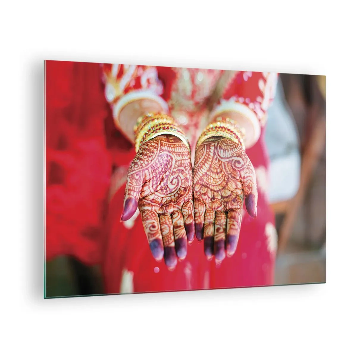 Schilderen op glas - Henna-handen in traditionele kledij tegen een rode achtergrond - 70x50cm - Klaar om je geluk te vangen? - Moderne wanddecoratie voor woonkamer en slaapkamer ARTTOR