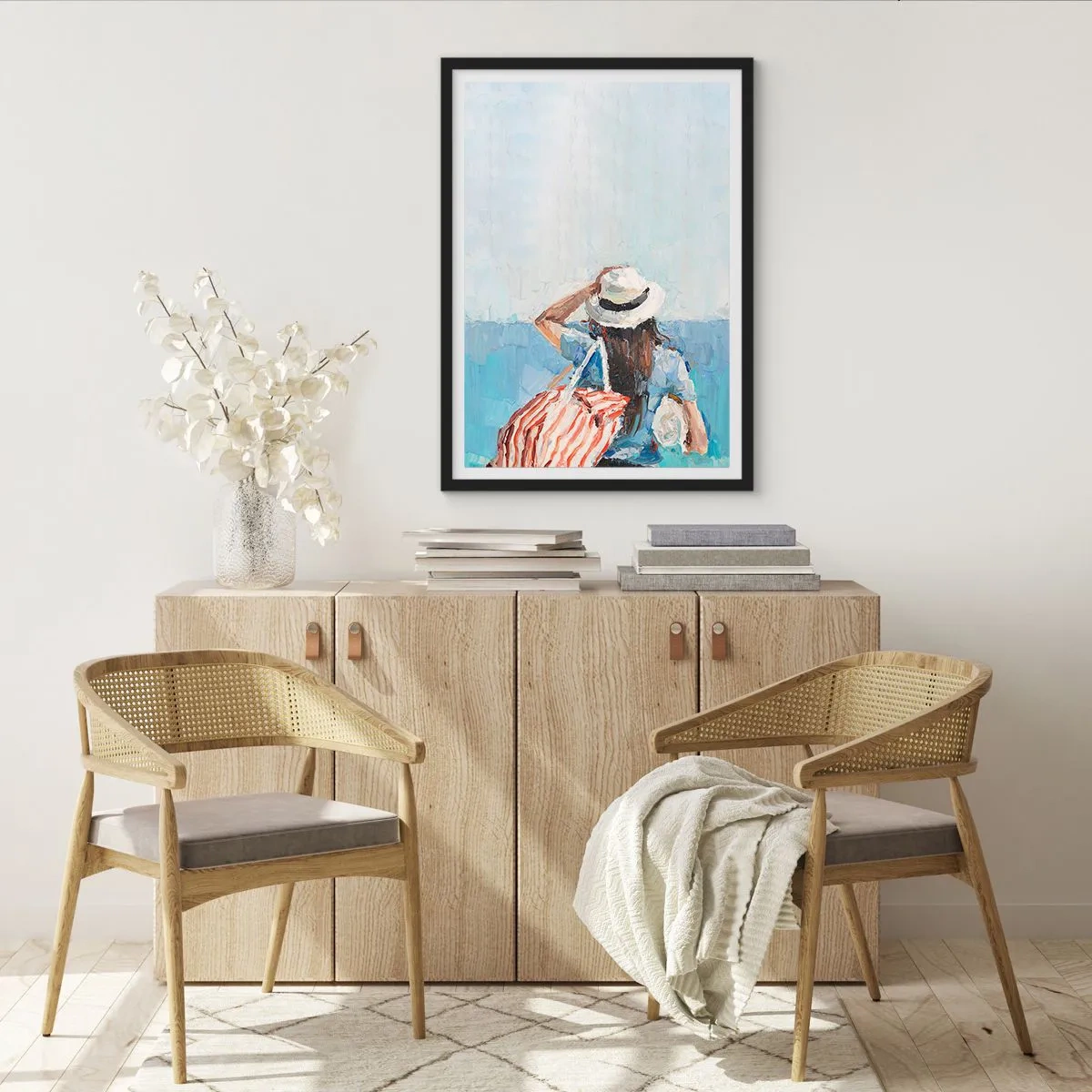 Poster in een zwarte lijst - Een vrouw met een hoed kijkt uit over de zee - 50x70cm - Welkom bij je vakantie - Moderne wanddecoratie voor woonkamer en slaapkamer ARTTOR