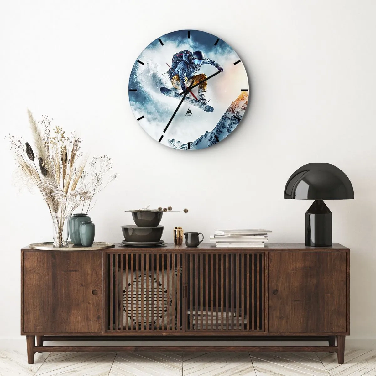 Wandklok - Klok - Een snowboarder in vlucht tegen de achtergrond van bergen en een sneeuwstorm - 30x30cm - Extreme emoties - Moderne wanddecoratie voor woonkamer, keuken en slaapkamer ARTTOR