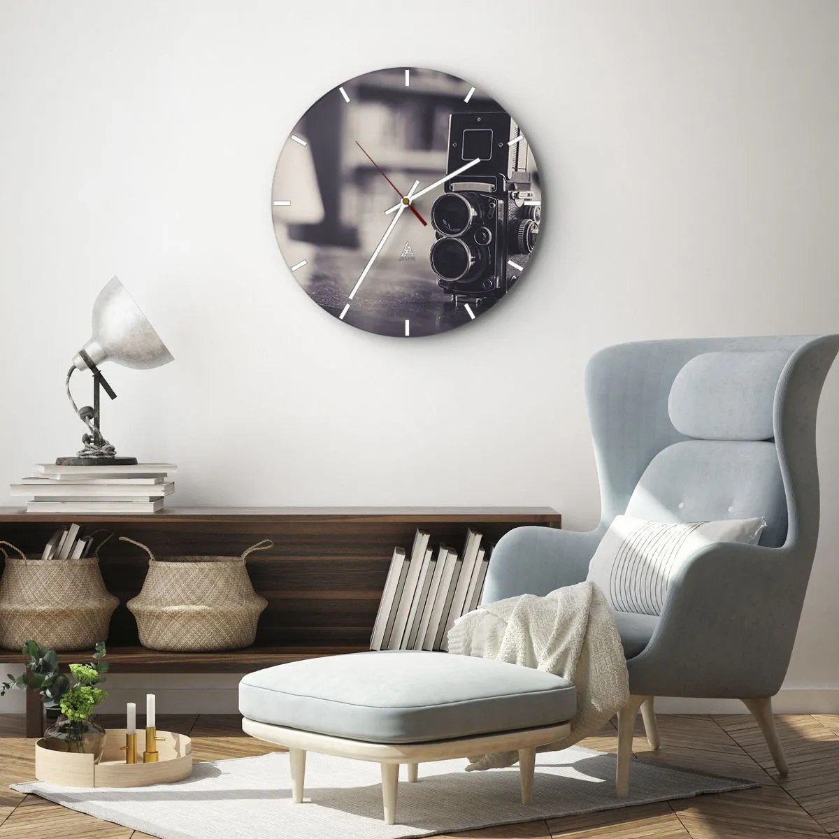 Wandklok - Klok - Oude camera op een tafel in sepia - 30x30cm - De magie van oude fotografie - Moderne wanddecoratie voor woonkamer, keuken en slaapkamer ARTTOR