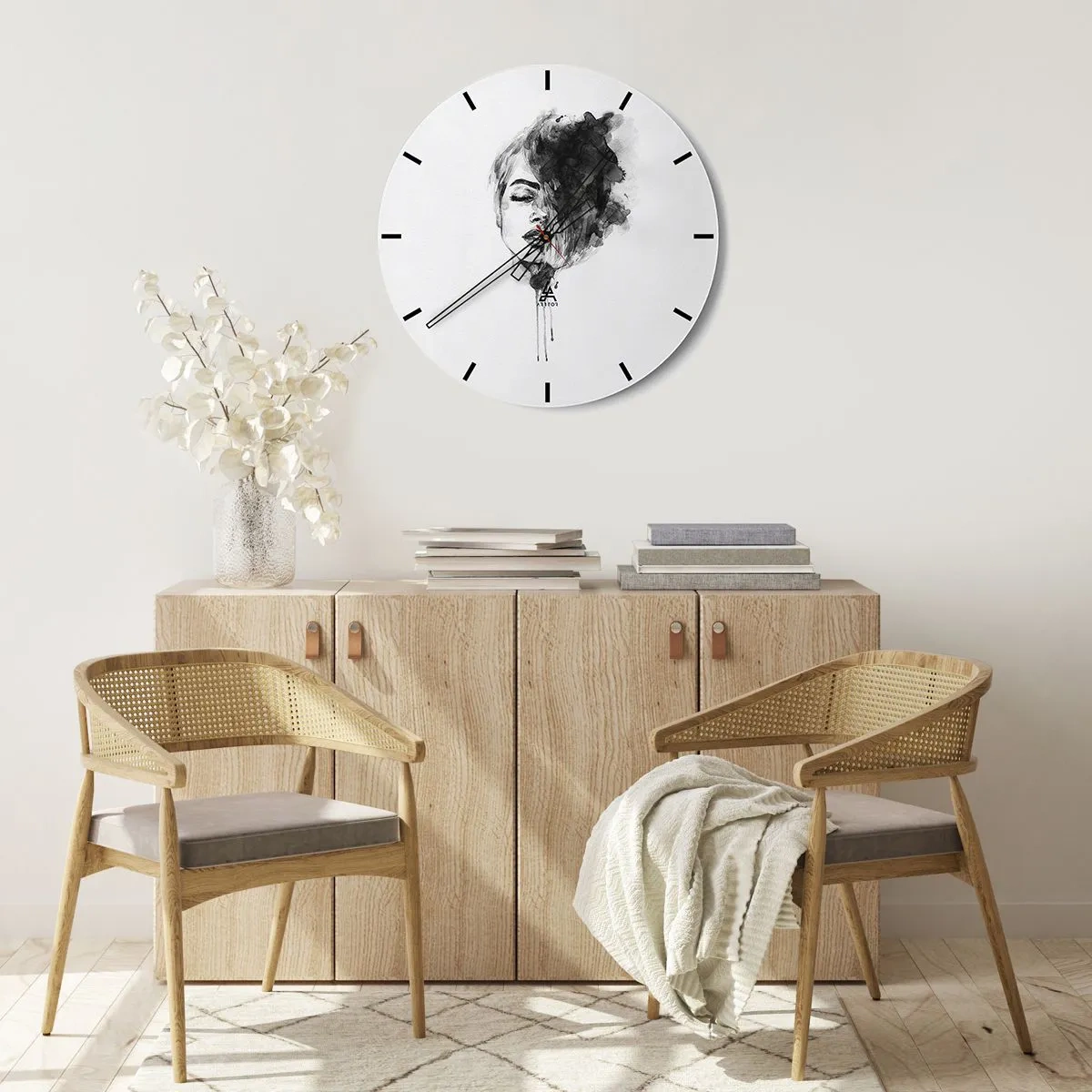 Wandklok - Klok - Zwart-wit aquarelschilderij van een vrouwengezicht met een rookeffect - 30x30cm - Waar droomt het meisje over? - Moderne wanddecoratie voor woonkamer, keuken en slaapkamer ARTTOR