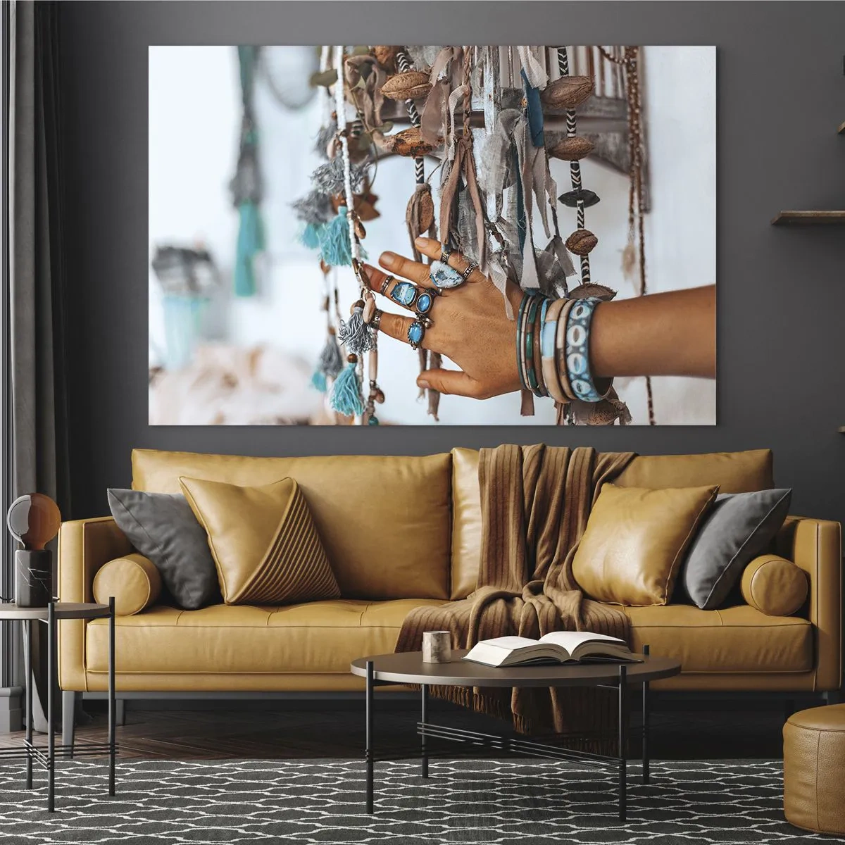 Schilderen op glas - Hand met boho-sieraden die etnische decoratie aanraken - 70x50cm - Lokale schatten - Moderne wanddecoratie voor woonkamer en slaapkamer ARTTOR