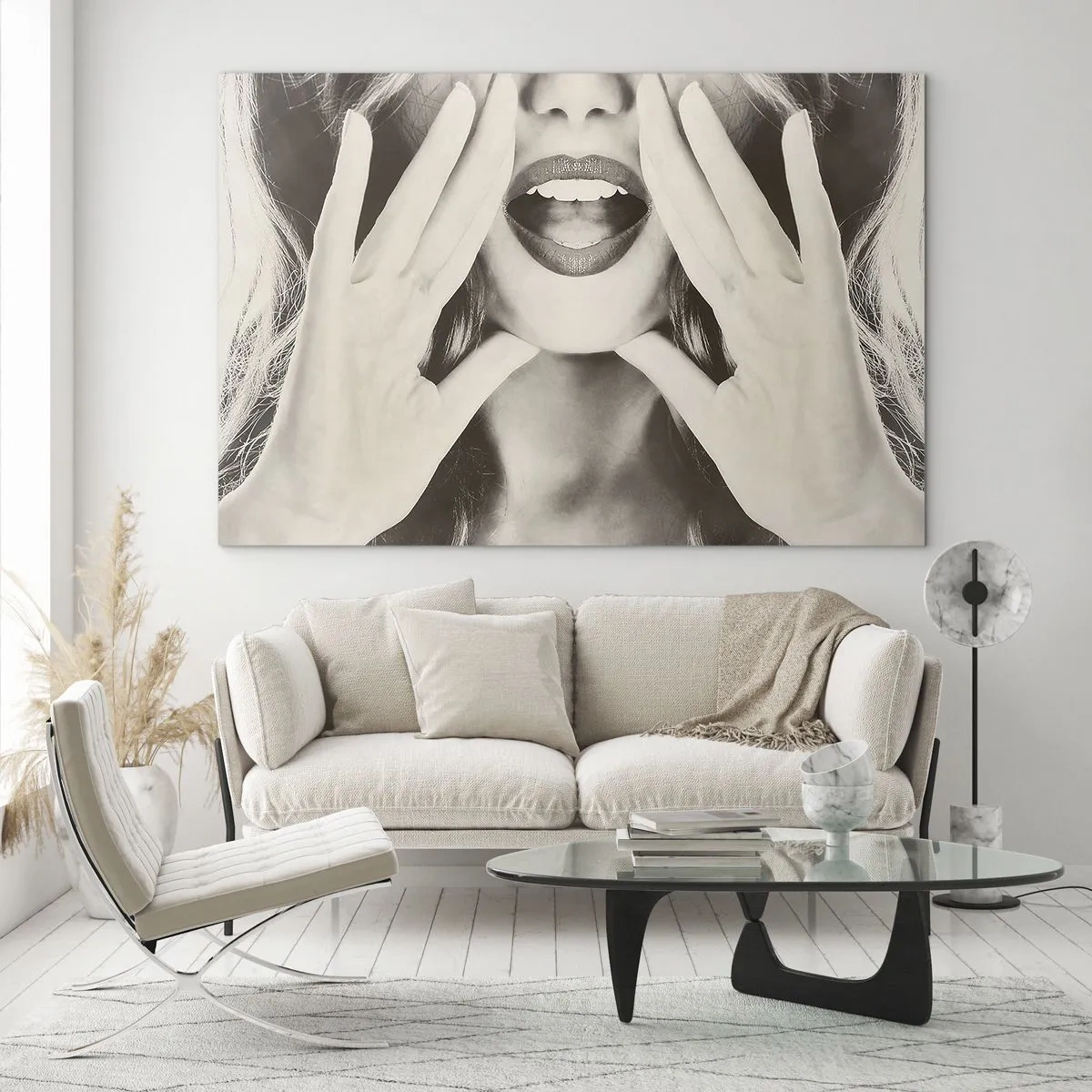 Schilderen op glas - Een vrouw met lippenstift op haar lippen en haar handen voor haar gezicht - 70x50cm - Ik kom al! - Moderne wanddecoratie voor woonkamer en slaapkamer ARTTOR