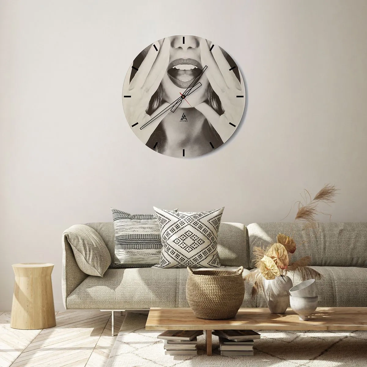 Wandklok - Klok - Artistieke sepiafoto van de mond en handen van een vrouw - 30x30cm - Ik kom al! - Moderne wanddecoratie voor woonkamer, keuken en slaapkamer ARTTOR