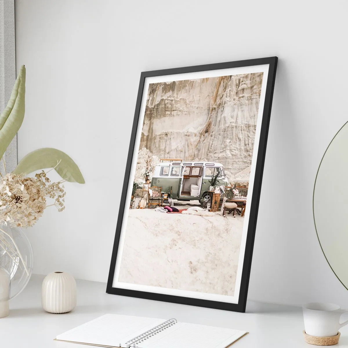 Poster in een zwarte lijst - Retro camperkamperen in een woestijnachtige omgeving met rustieke accenten - 50x70cm - Er is de tijd om aan de reis te beginnen - Moderne wanddecoratie voor woonkamer en slaapkamer ARTTOR