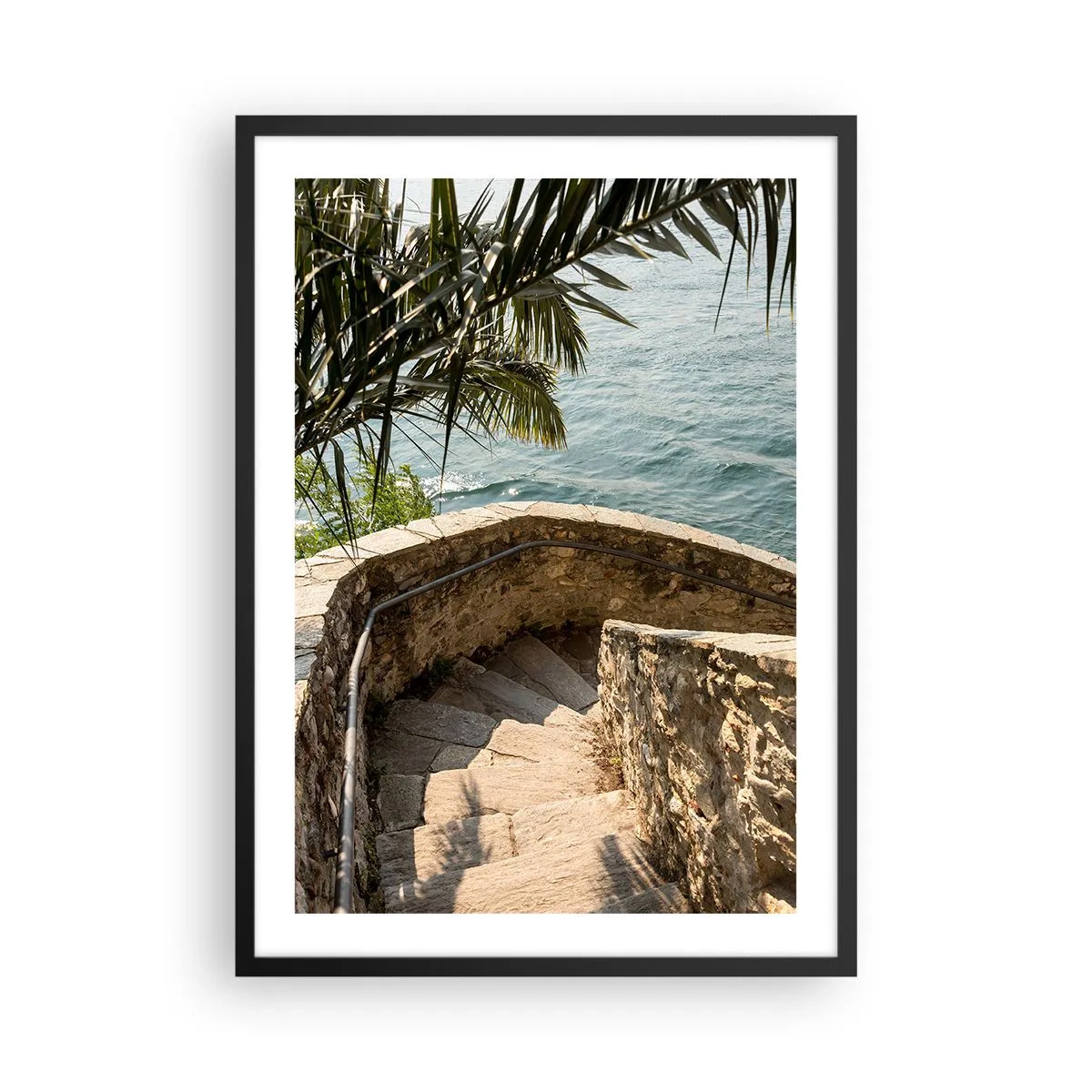 Poster in een zwarte lijst - Een stenen wenteltrap die naar de zee leidt, omzoomd met palmbomen - 50x70cm - Onder de zon van Italië - Moderne wanddecoratie voor woonkamer en slaapkamer ARTTOR