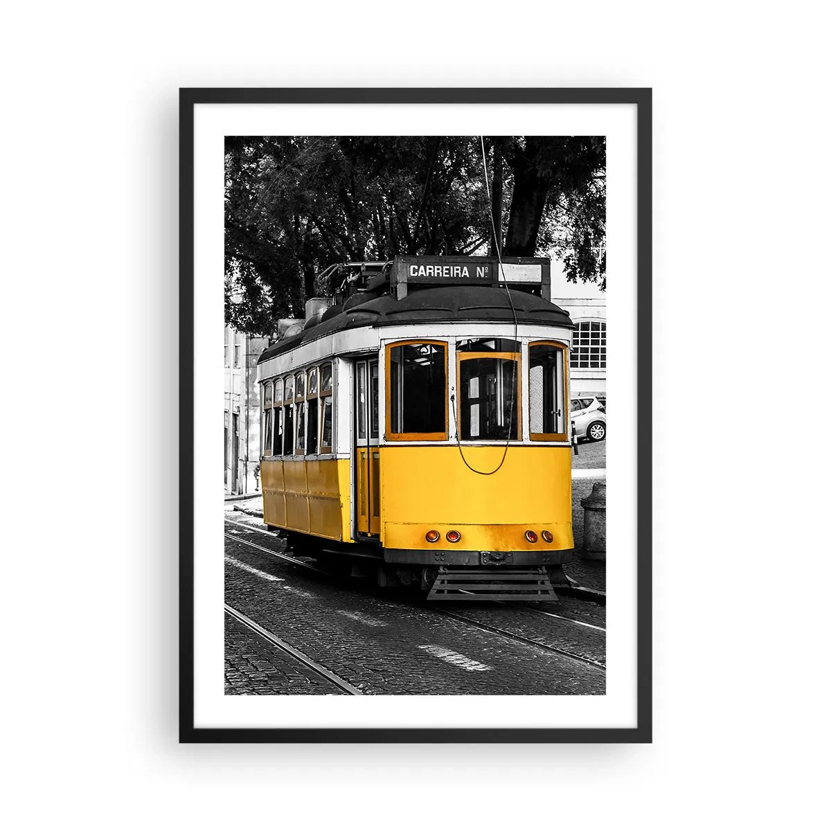Poster in een zwarte lijst - Een gele tram tegen een zwart-witte stedelijke achtergrond - 50x70cm - En op de achtergrond fado - Moderne wanddecoratie voor woonkamer en slaapkamer ARTTOR
