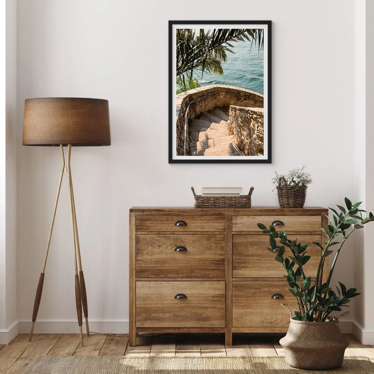 Poster in een zwarte lijst - Een stenen wenteltrap die naar de zee leidt, omzoomd met palmbomen - 50x70cm - Onder de zon van Italië - Moderne wanddecoratie voor woonkamer en slaapkamer ARTTOR