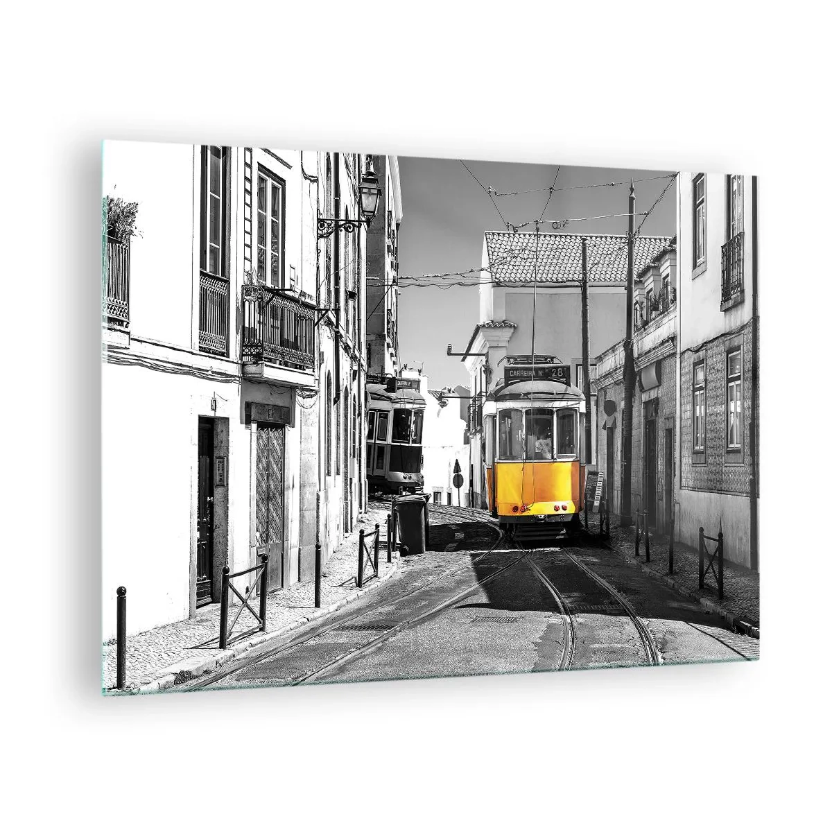 Schilderen op glas - Een gele tram op een zwart-witte straat in een Europese stad. - 70x50cm - De geest van Lissabon - Moderne wanddecoratie voor woonkamer en slaapkamer ARTTOR