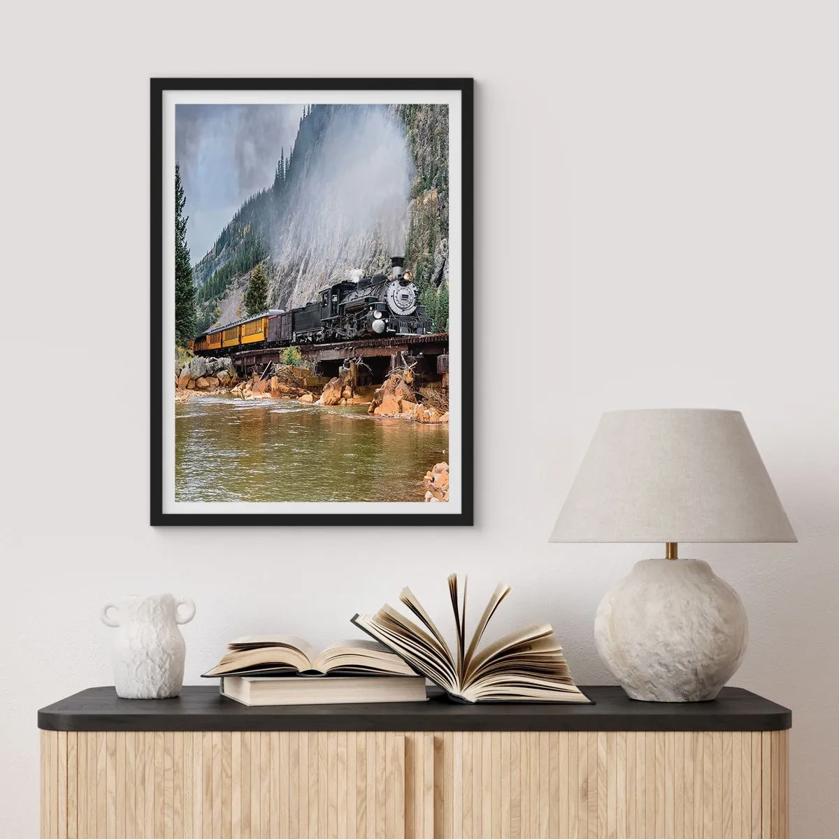 Poster in een zwarte lijst - Een stoomlocomotief op een brug, omgeven door bergen en een rivier in een schilderachtig landschap. - 50x70cm - Waar wil je naar toe? Waar naar toe? - Moderne wanddecoratie voor woonkamer en slaapkamer ARTTOR