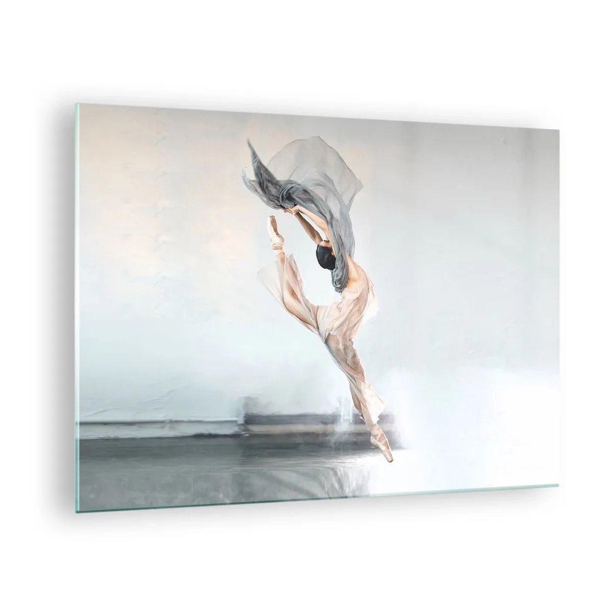 Schilderen op glas - Een ballerina voert een dynamische sprong uit in zacht licht. - 70x50cm - In dans vervoering - Moderne wanddecoratie voor woonkamer en slaapkamer ARTTOR