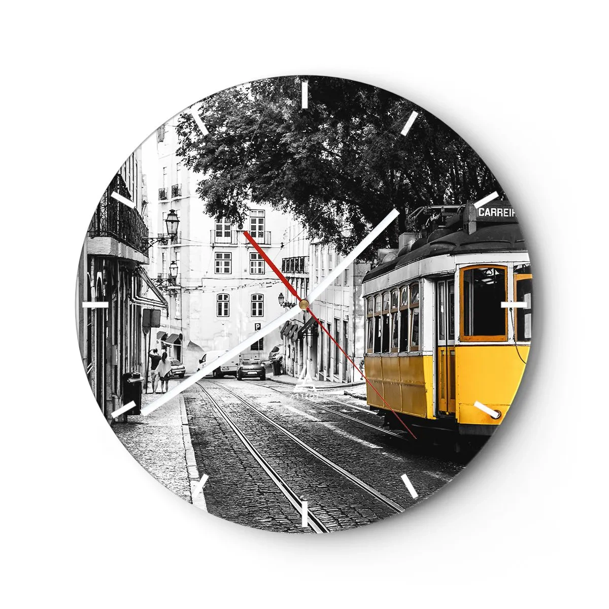 Wandklok - Klok - Een gele tram op een zwart-witte straat in een historische wijk - 30x30cm - En op de achtergrond fado - Moderne wanddecoratie voor woonkamer, keuken en slaapkamer ARTTOR