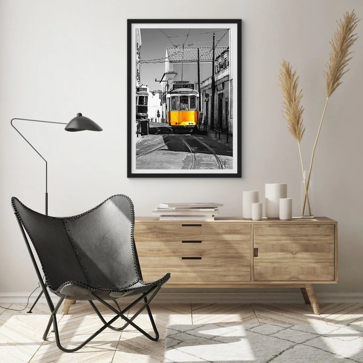 Poster in een zwarte lijst - Een gele tram op de straten van de stad in een zwart-witte setting - 50x70cm - De geest van Lissabon - Moderne wanddecoratie voor woonkamer en slaapkamer ARTTOR