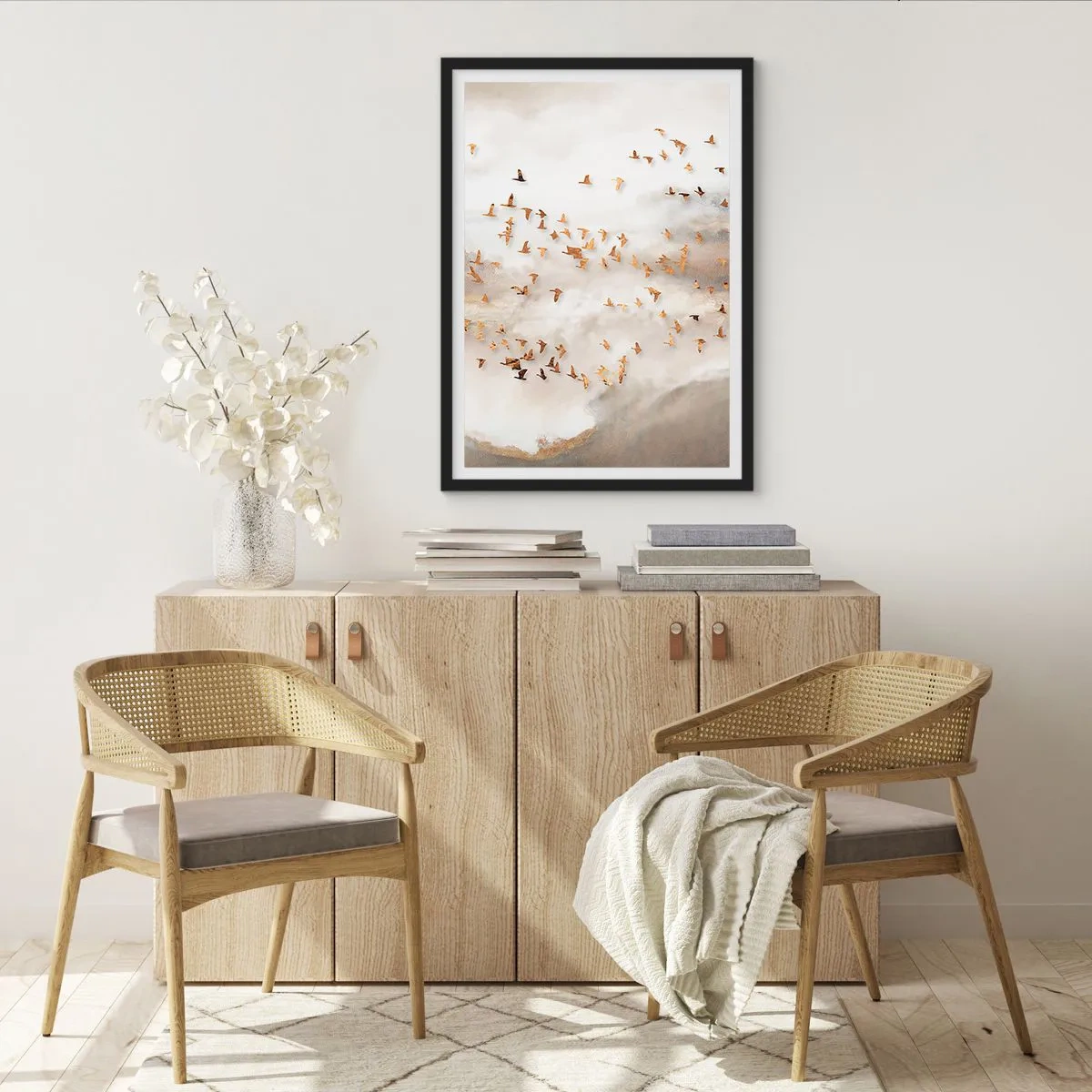 Poster in een zwarte lijst - Een zwerm vogels die tussen de mistige wolken zweeft - 50x70cm - Het is tijd… - Moderne wanddecoratie voor woonkamer en slaapkamer ARTTOR