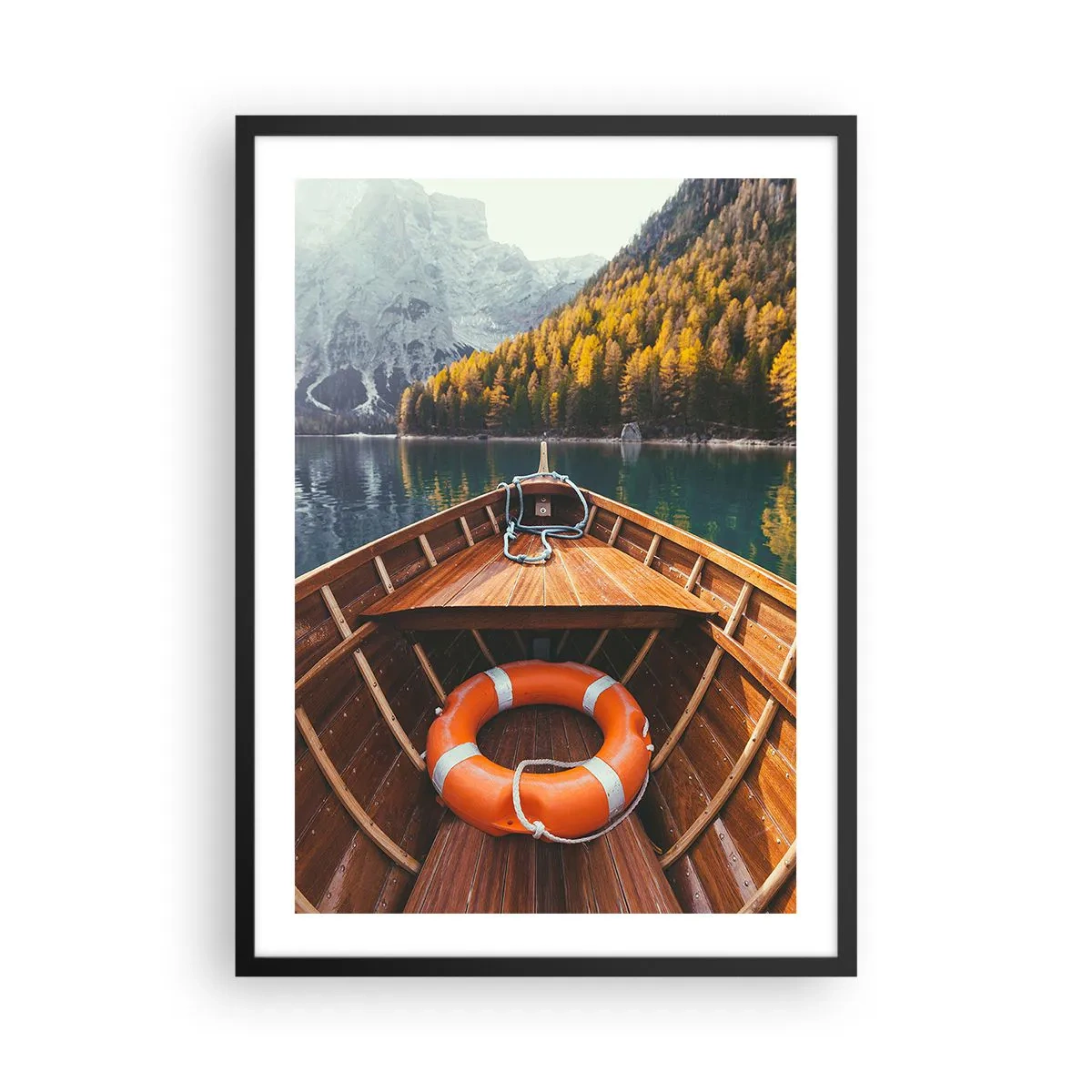 Poster in een zwarte lijst - Een houten boot op een meer omgeven door bergen - 50x70cm - Bergtocht - Moderne wanddecoratie voor woonkamer en slaapkamer ARTTOR